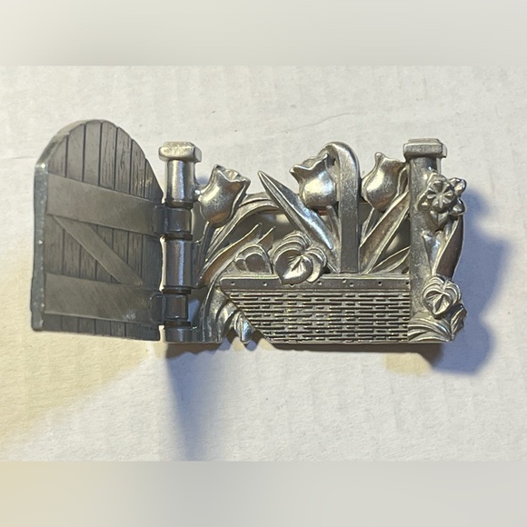 Longaberger Tie On and pin bundle. Bee and fenced garden pins & collectors club - Picture 4 of 8